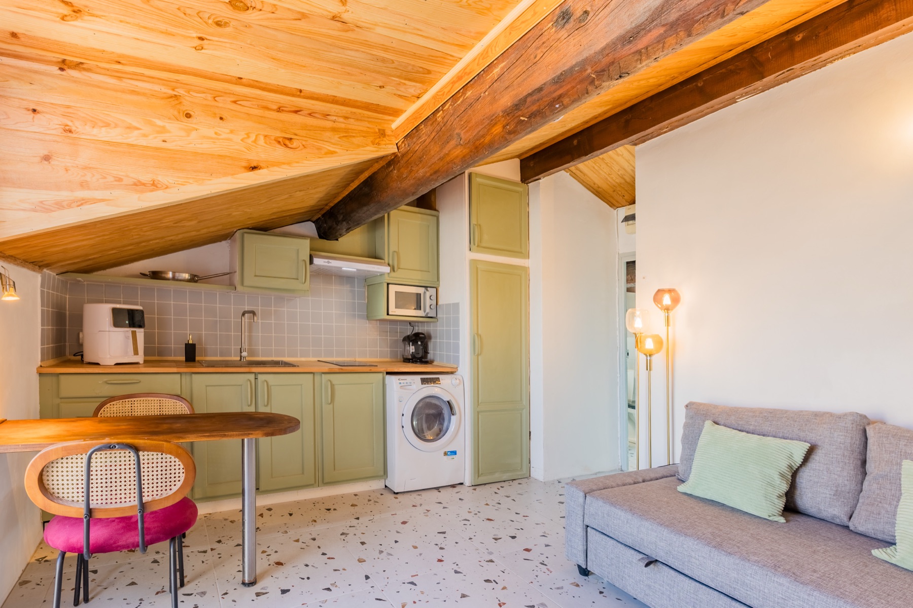 Salon avec cuisine ouverte sous plafond bois, appartement Clemenceau
