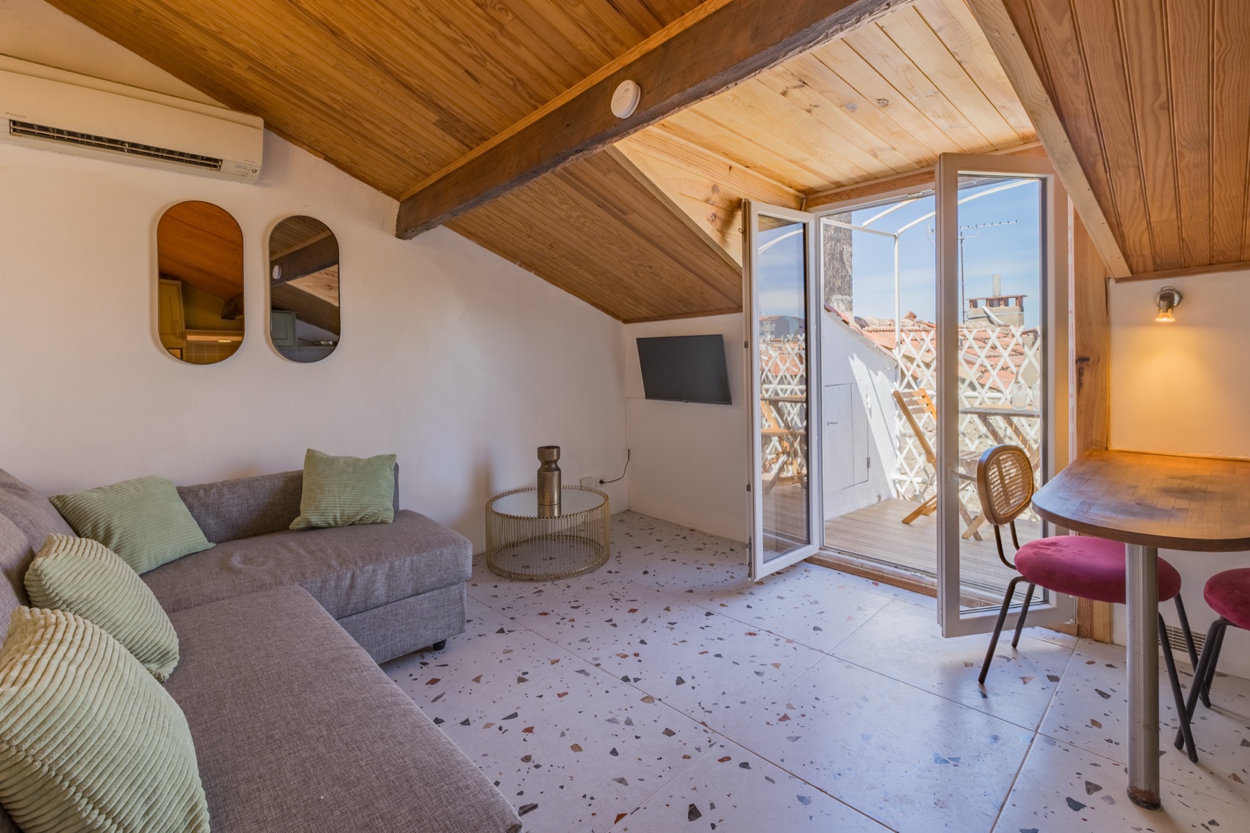 Salon rénové ouvrant sur la terrasse, appartement Clemenceau, Béziers