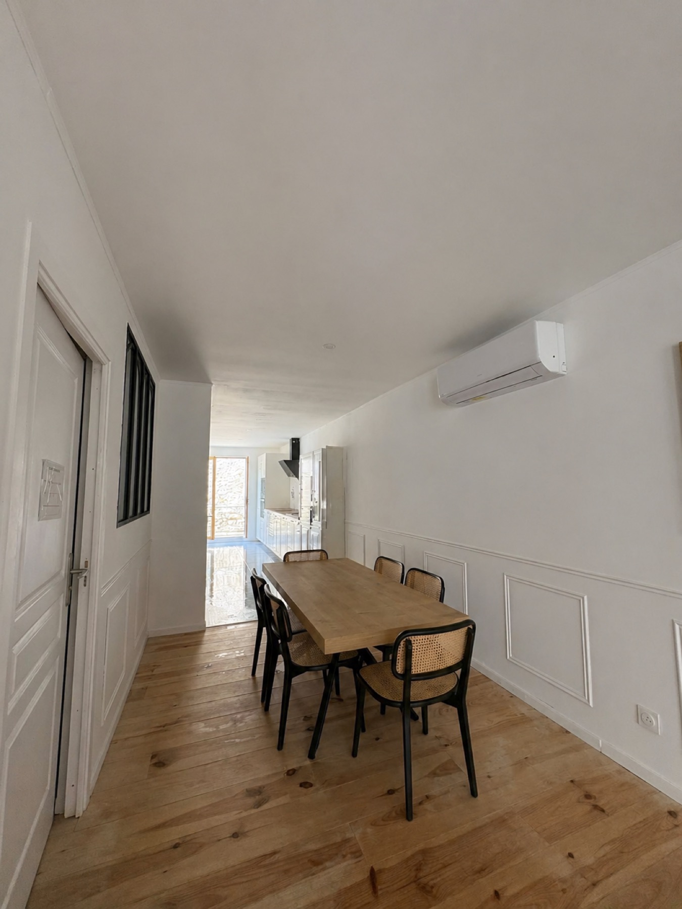 Salle à manger rénovée avec parquet bois clair à Sérignan