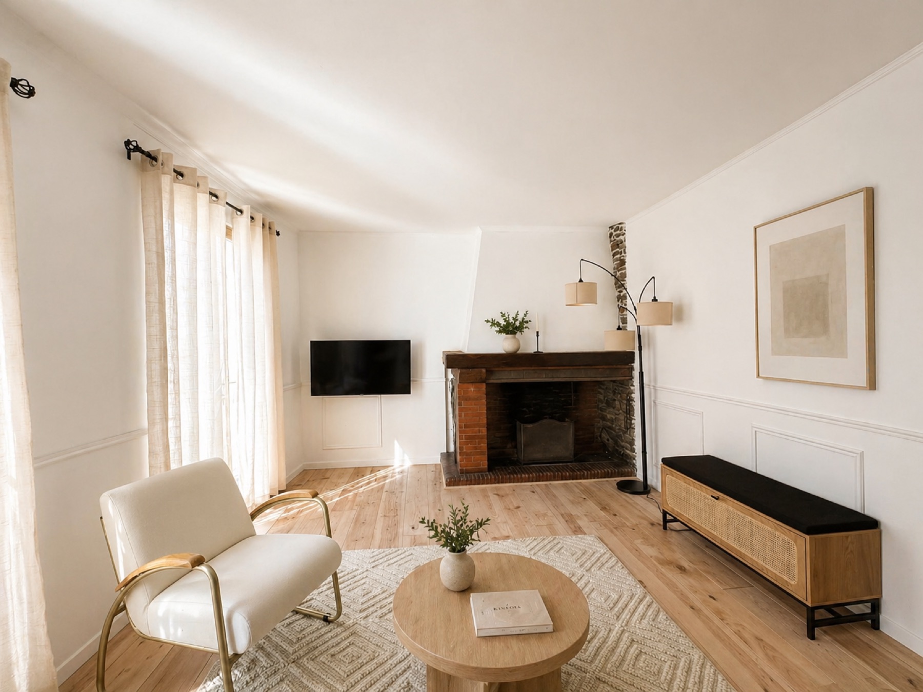Salon rénové avec cheminée et parquet bois clair à Sérignan