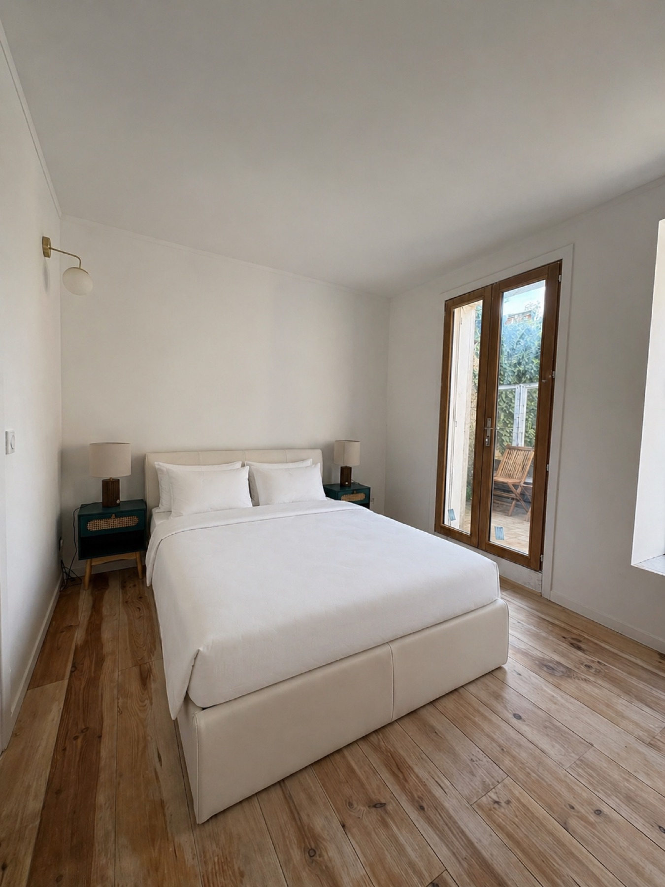 Chambre rénovée avec parquet et accès extérieur à Sérignan