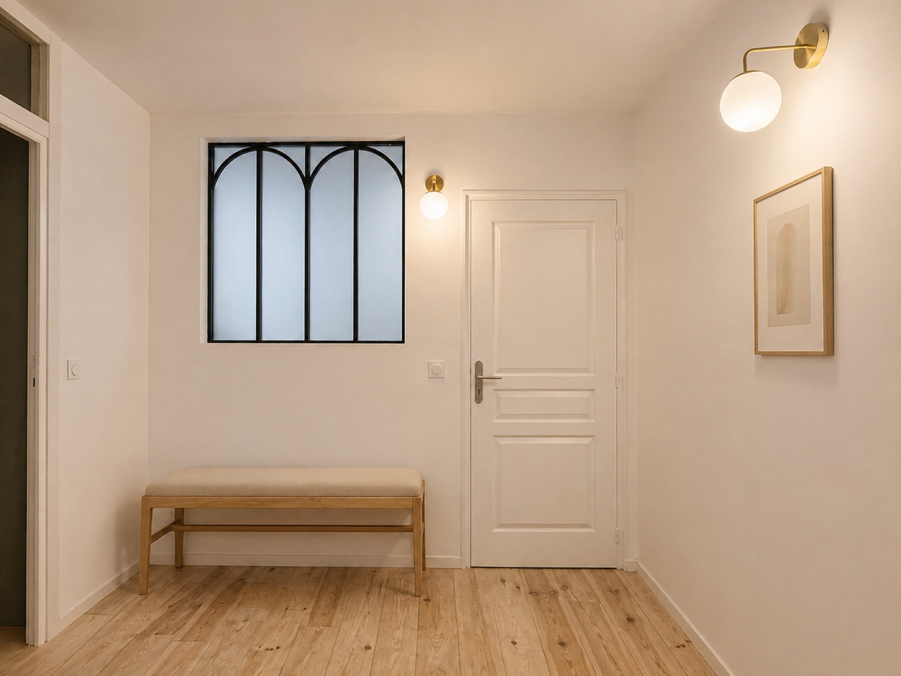 Entrée rénovée avec verrière noire et banc bois à Sérignan
