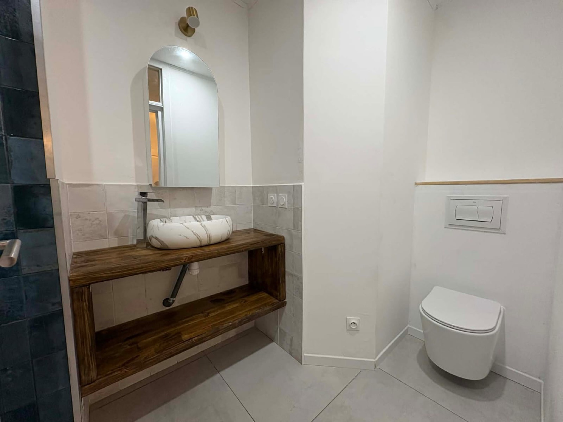 Salle d’eau rénovée avec vasque sur meuble bois à Sérignan