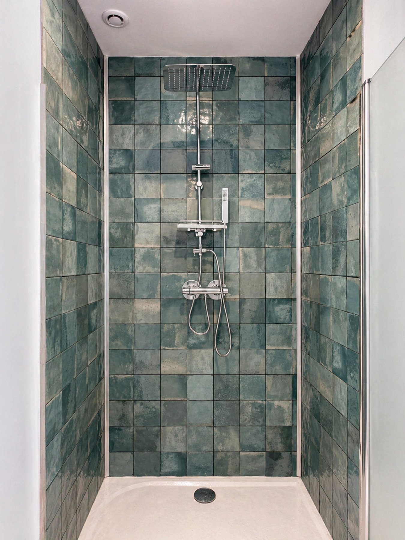 Douche rénovée avec carreaux verts et colonne de douche à Sérignan