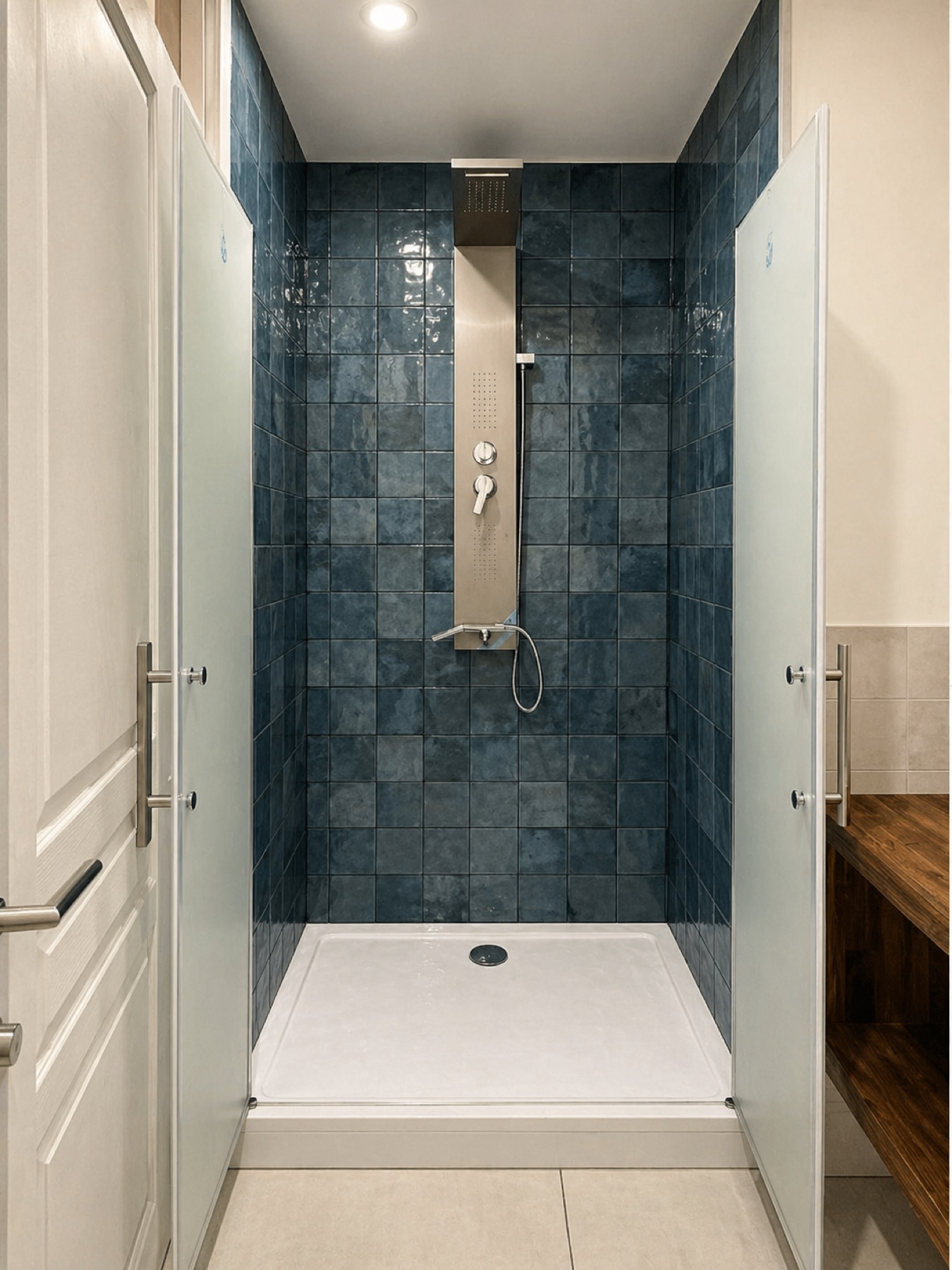Douche ouverte avec carreaux verts et portes vitrées à Sérignan